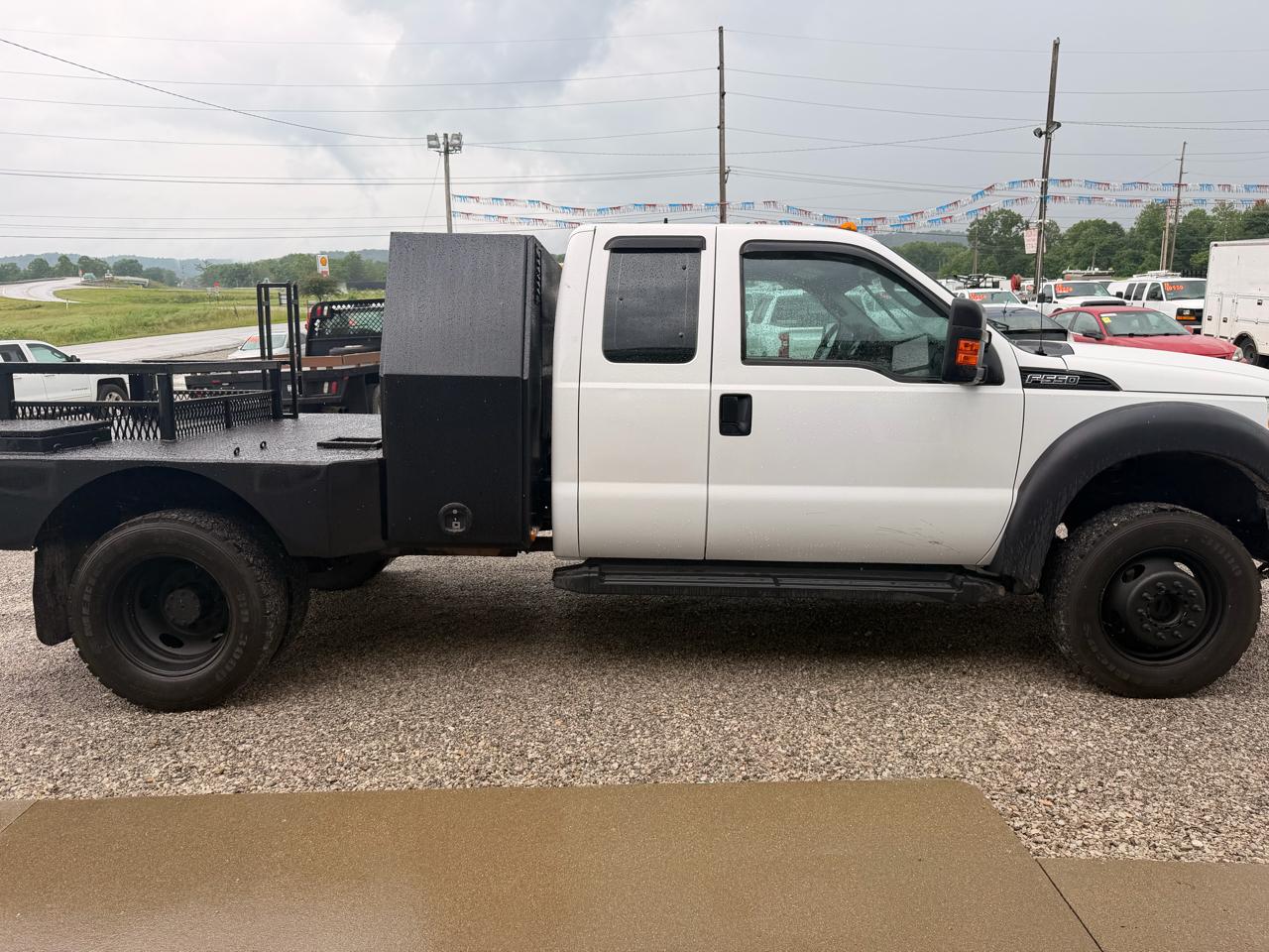 Ford Super Duty F-550 DRW 4WD SuperCab 186" WB 84" CA XLT 2016
