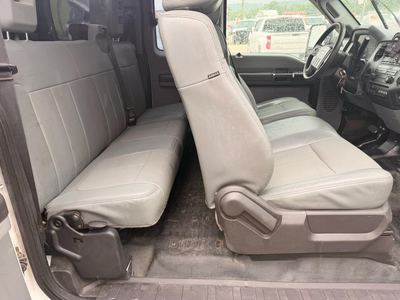 Ford Super Duty F-550 DRW 4WD SuperCab 186" WB 84" CA XLT 2016