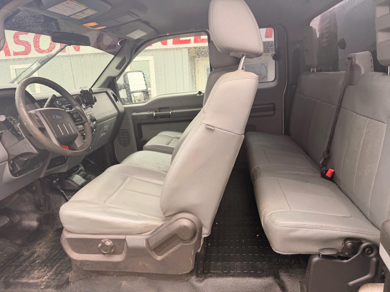 Ford Super Duty F-550 DRW 4WD SuperCab 186" WB 84" CA XLT 2016