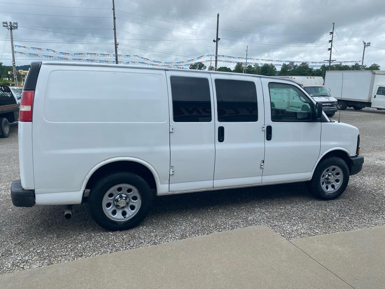 Chevrolet Express Cargo Van RWD 1500 135" 2010