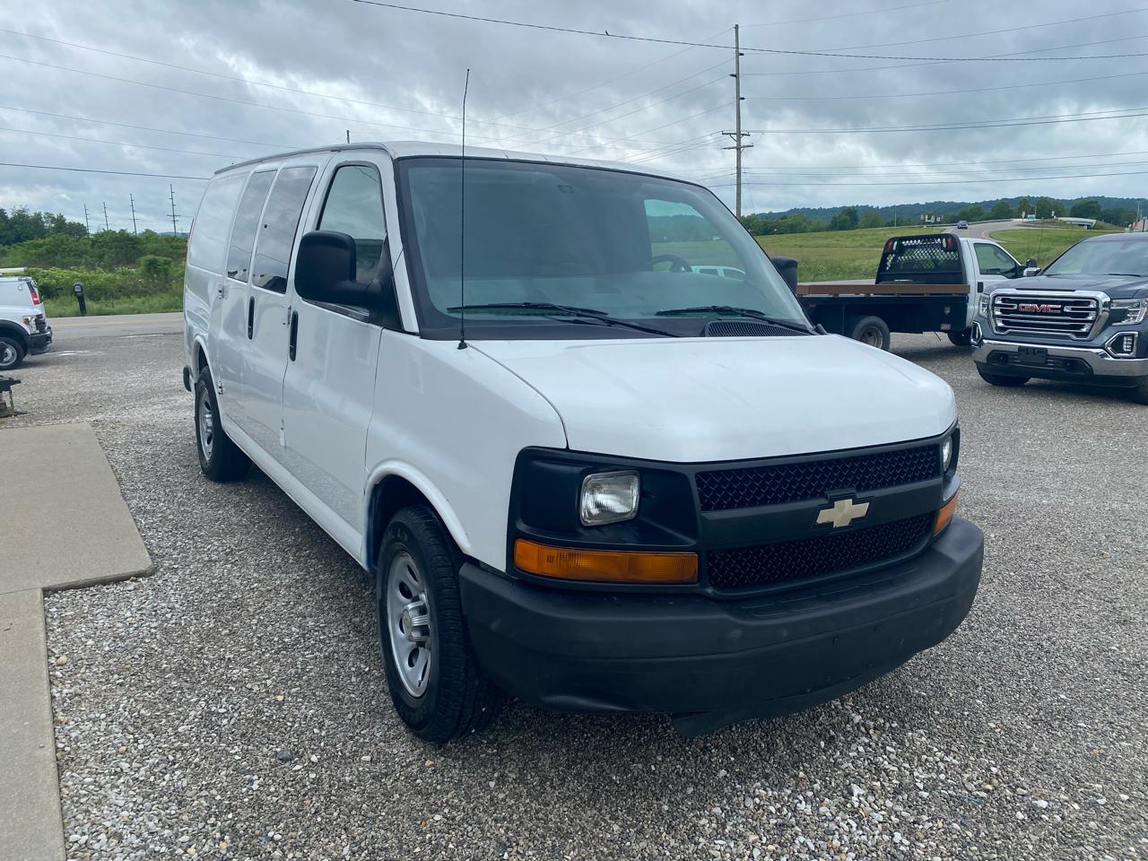 Chevrolet Express Cargo Van RWD 1500 135" 2010