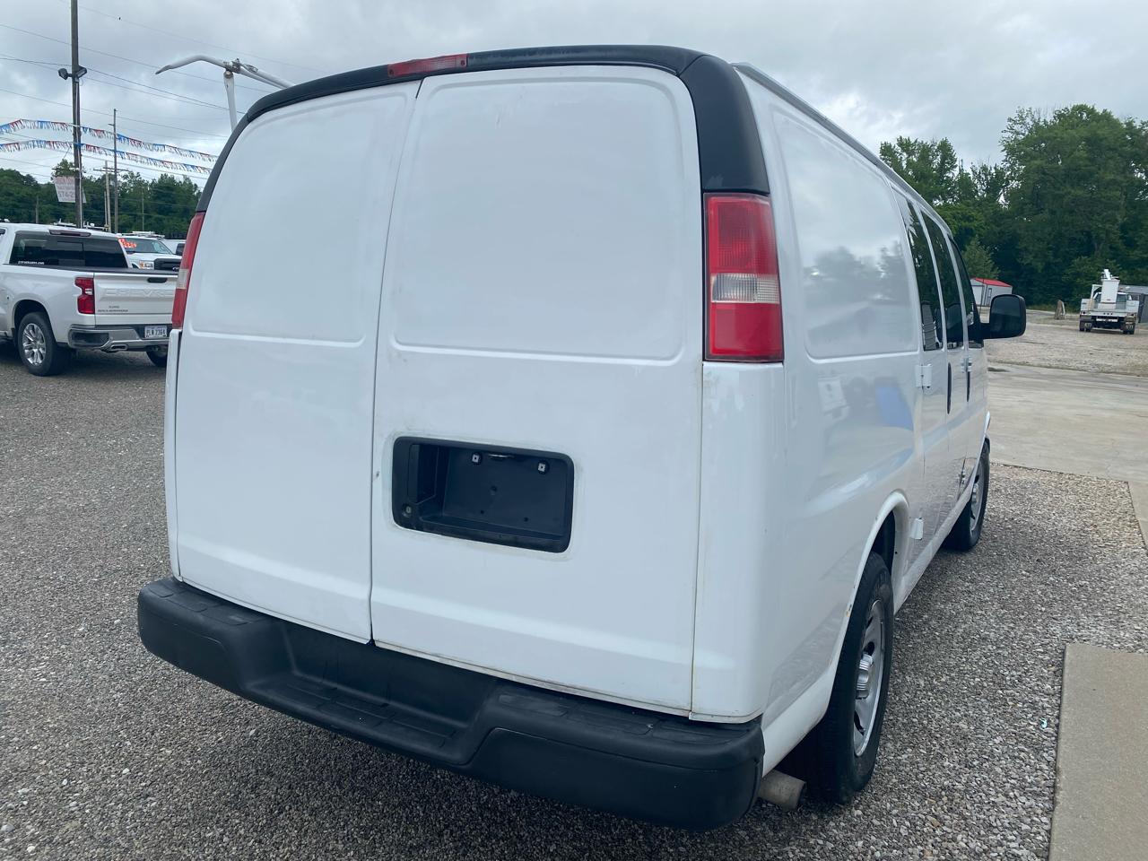 Chevrolet Express Cargo Van RWD 1500 135" 2010
