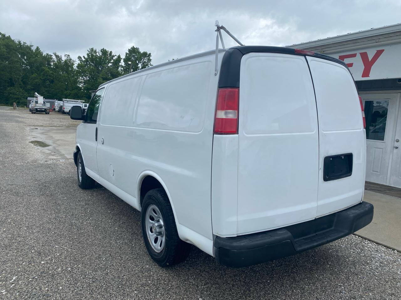 Chevrolet Express Cargo Van RWD 1500 135" 2010