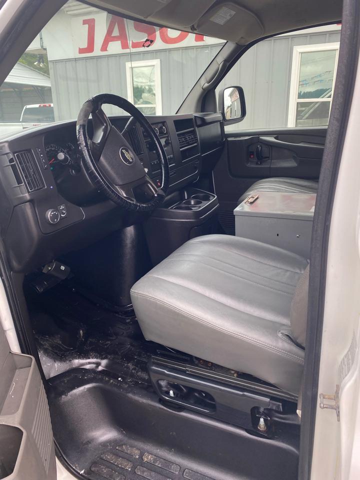 Chevrolet Express Cargo Van RWD 1500 135" 2010