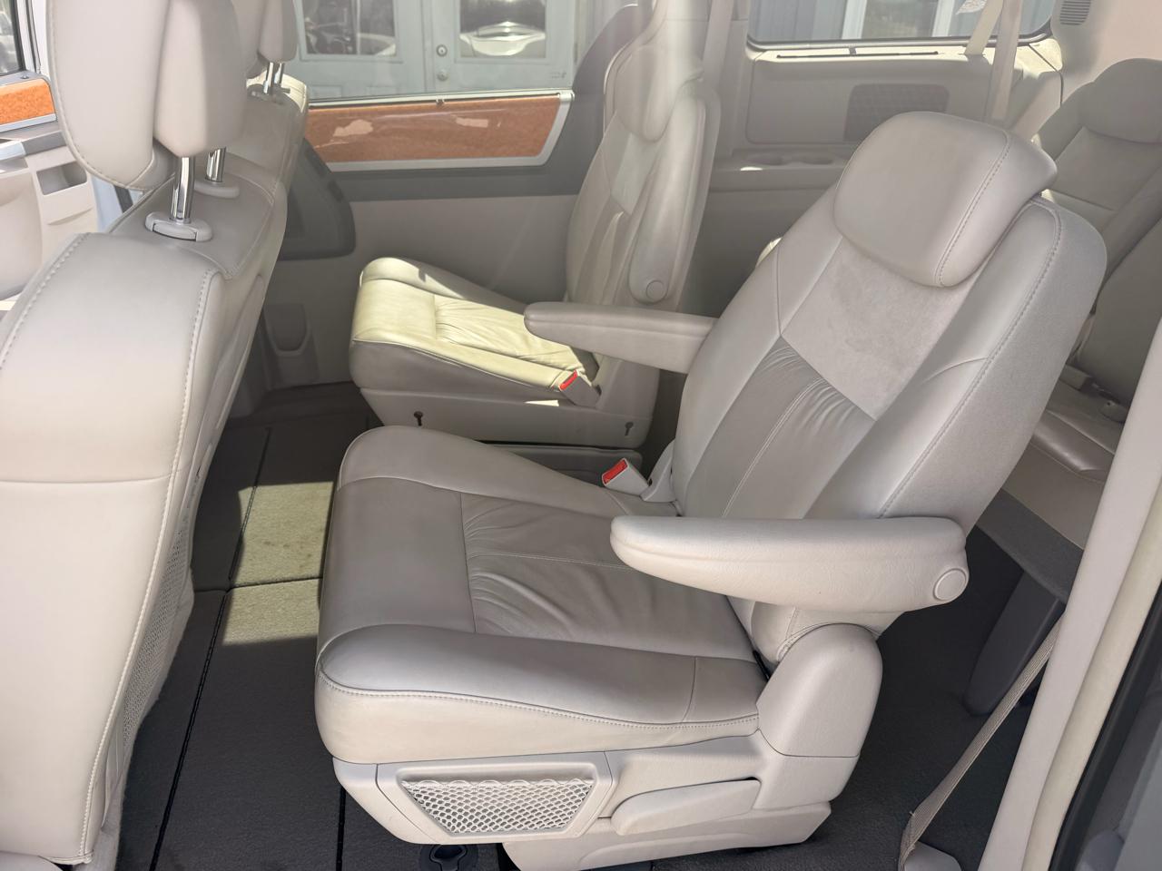 Chrysler Town & Country 4dr Wgn Limited 2010