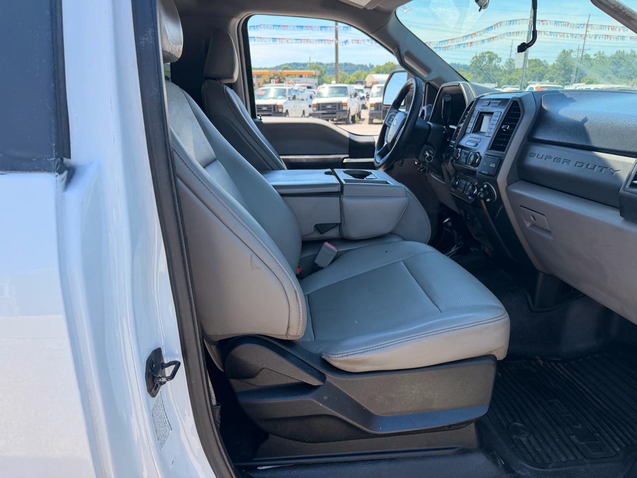 Ford Super Duty F-550 DRW XL 4WD SuperCab 192" WB 84" CA 2019