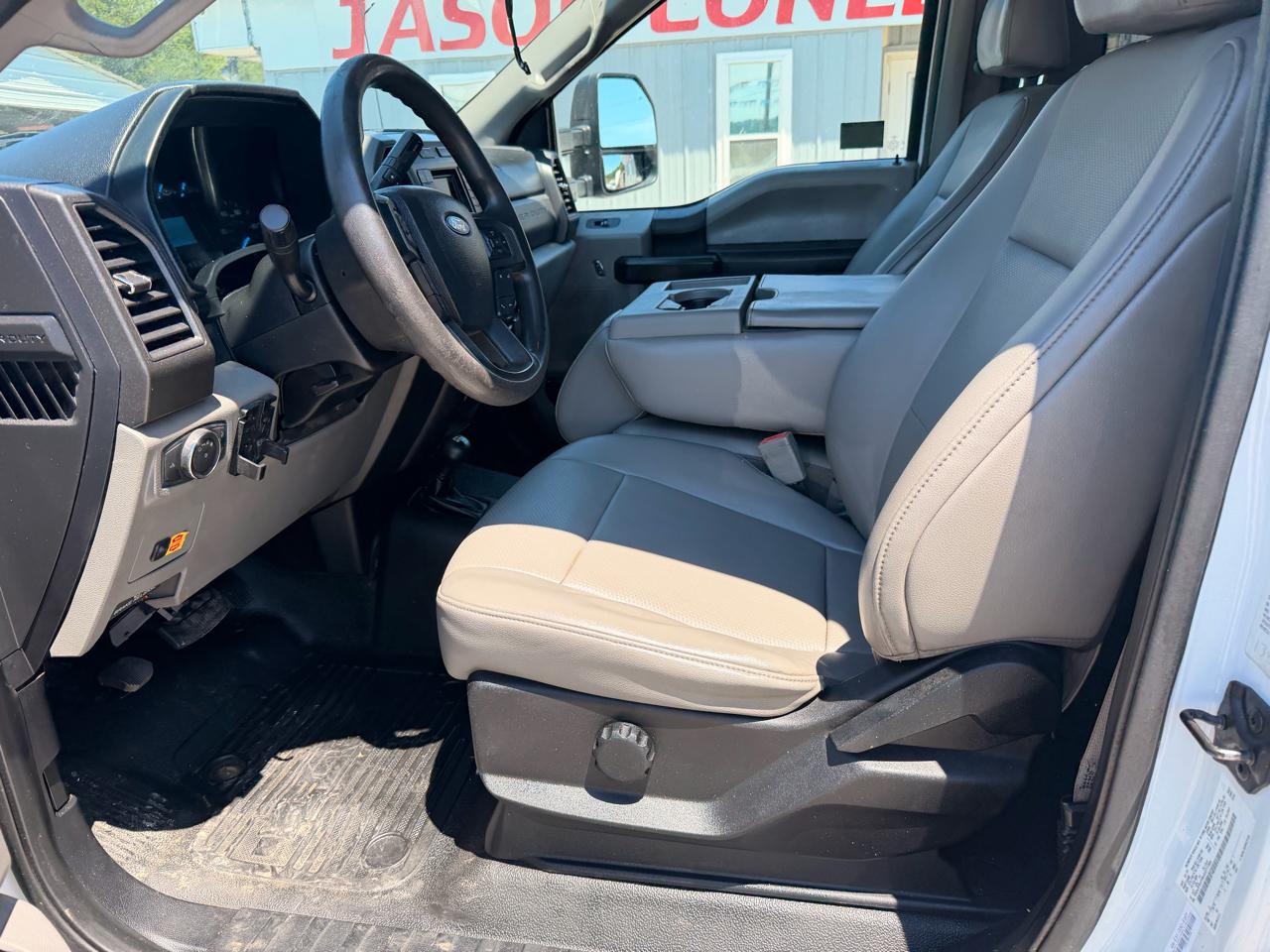 Ford Super Duty F-550 DRW XL 4WD SuperCab 192" WB 84" CA 2019