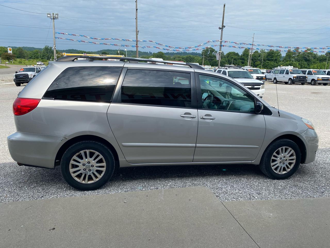 Toyota Sienna 5dr 7-Pass Van LE AWD (Natl) 2009