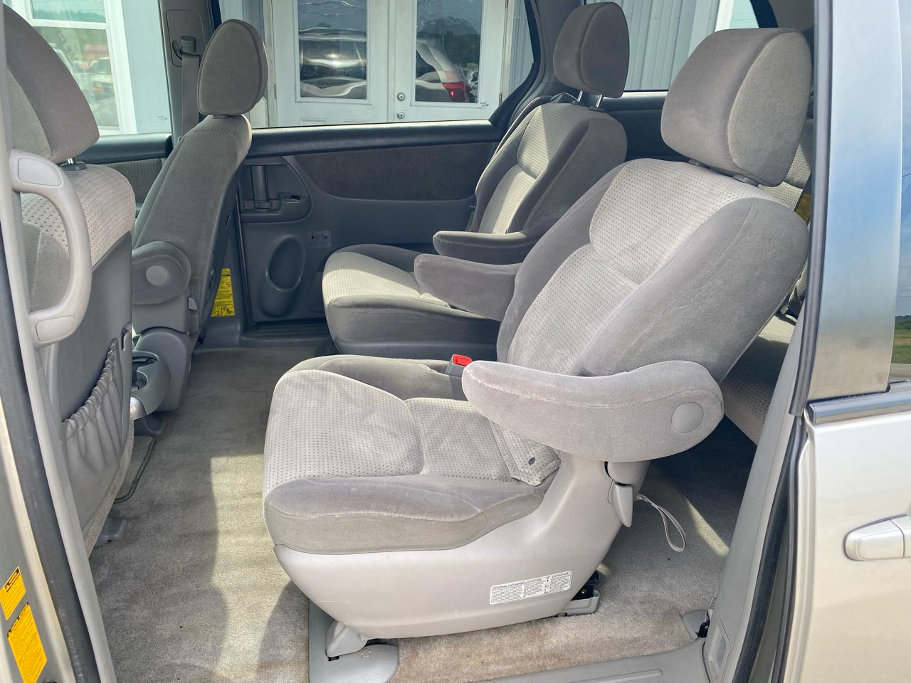 Toyota Sienna 5dr 7-Pass Van LE AWD (Natl) 2009