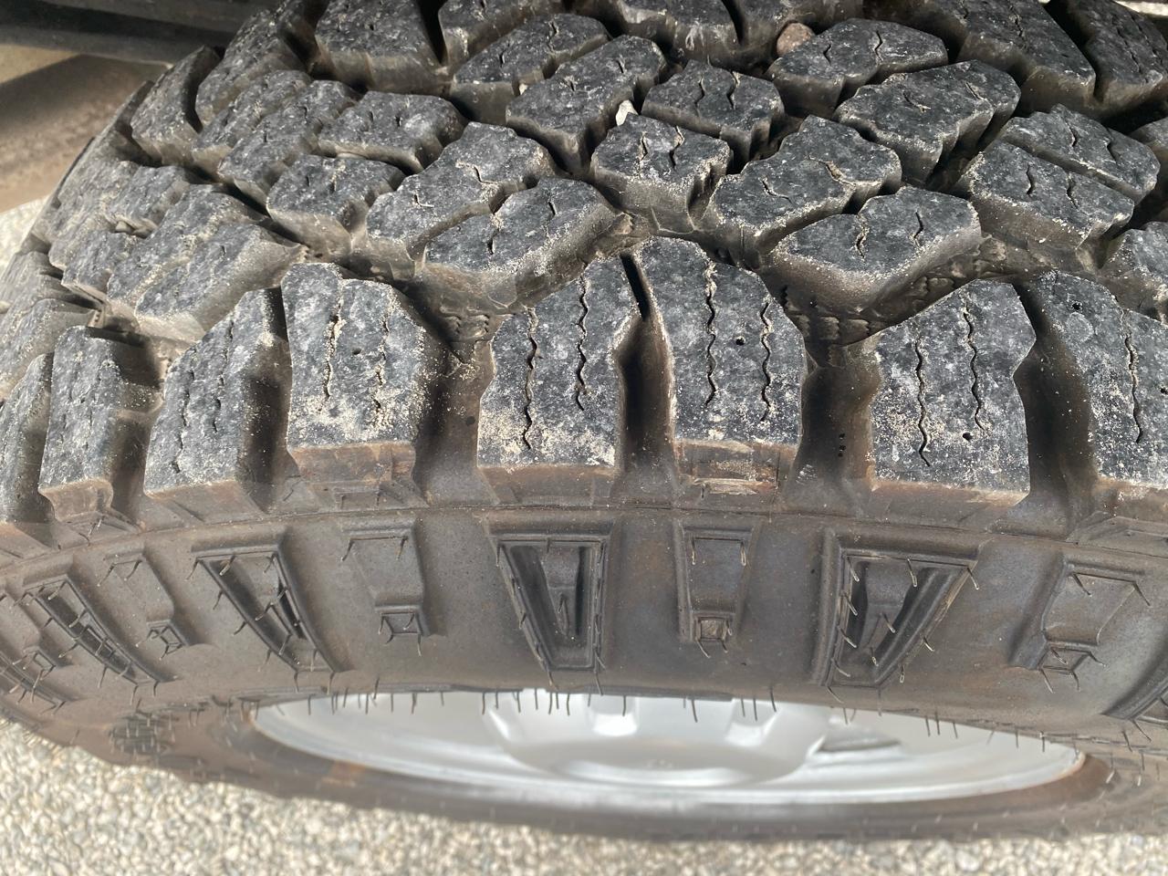 Ford Super Duty F-350 SRW 4WD Reg Cab 137" XL 2012