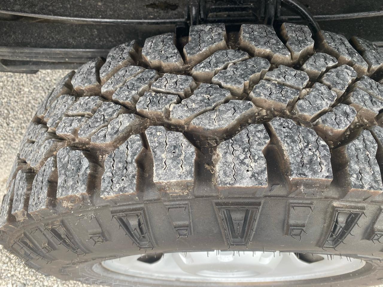 Ford Super Duty F-350 SRW 4WD Reg Cab 137" XL 2012