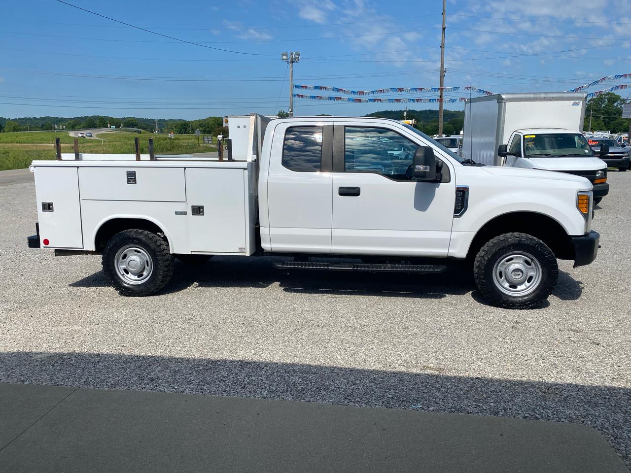 Ford Super Duty F-350 SRW XL 4WD SuperCab 8' Box 2017
