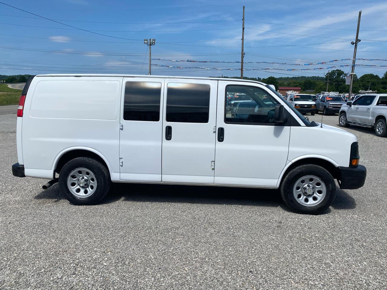 Chevrolet Express Cargo Van RWD 1500 135" 2010