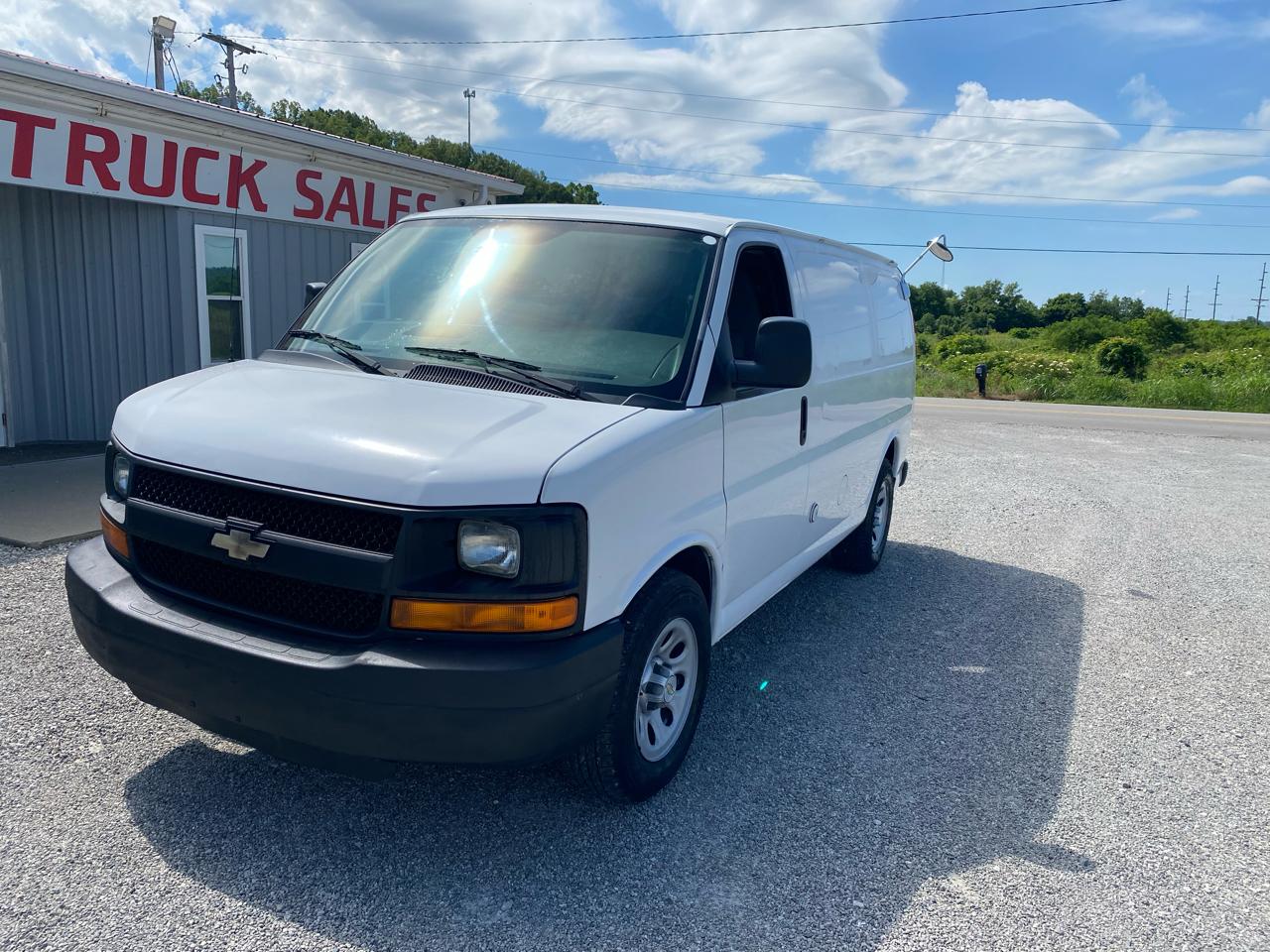 Chevrolet Express Cargo Van RWD 1500 135" 2010