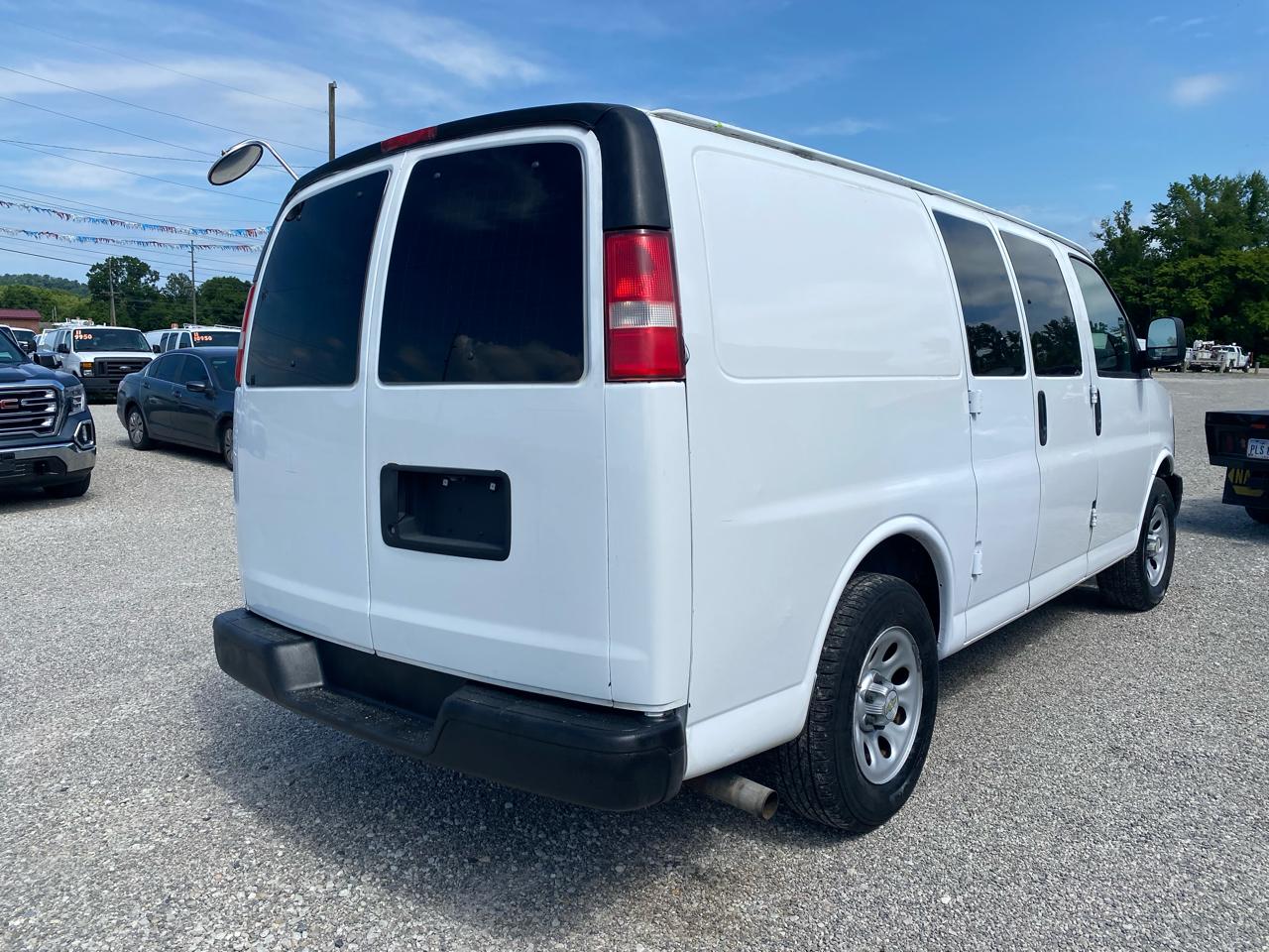 Chevrolet Express Cargo Van RWD 1500 135" 2010