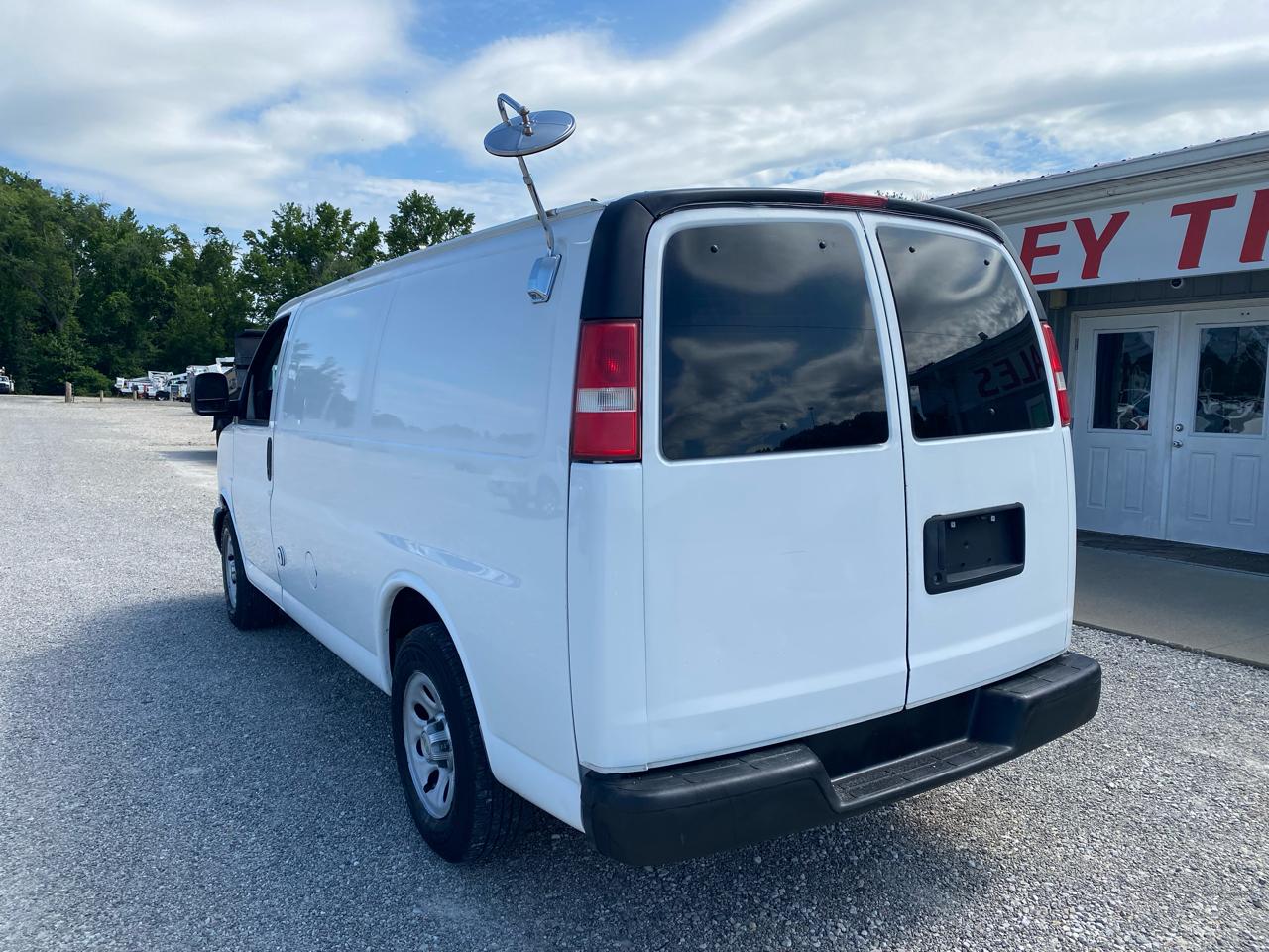 Chevrolet Express Cargo Van RWD 1500 135" 2010