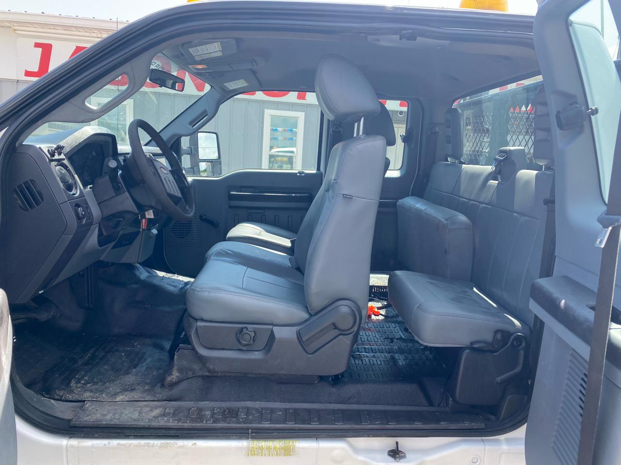 Ford Super Duty F-450 DRW 4WD SuperCab 186" WB 84" CA XL 2011