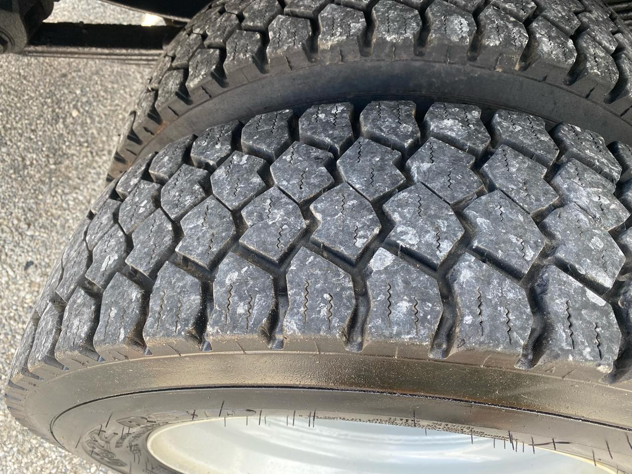 Ford Super Duty F-450 DRW 4WD SuperCab 186" WB 84" CA XL 2011