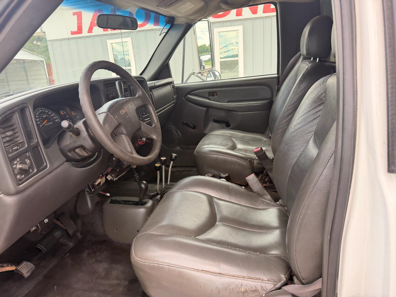 GMC Sierra 3500 Reg Cab 137.0" WB, 60.4" CA 4WD WT 2005