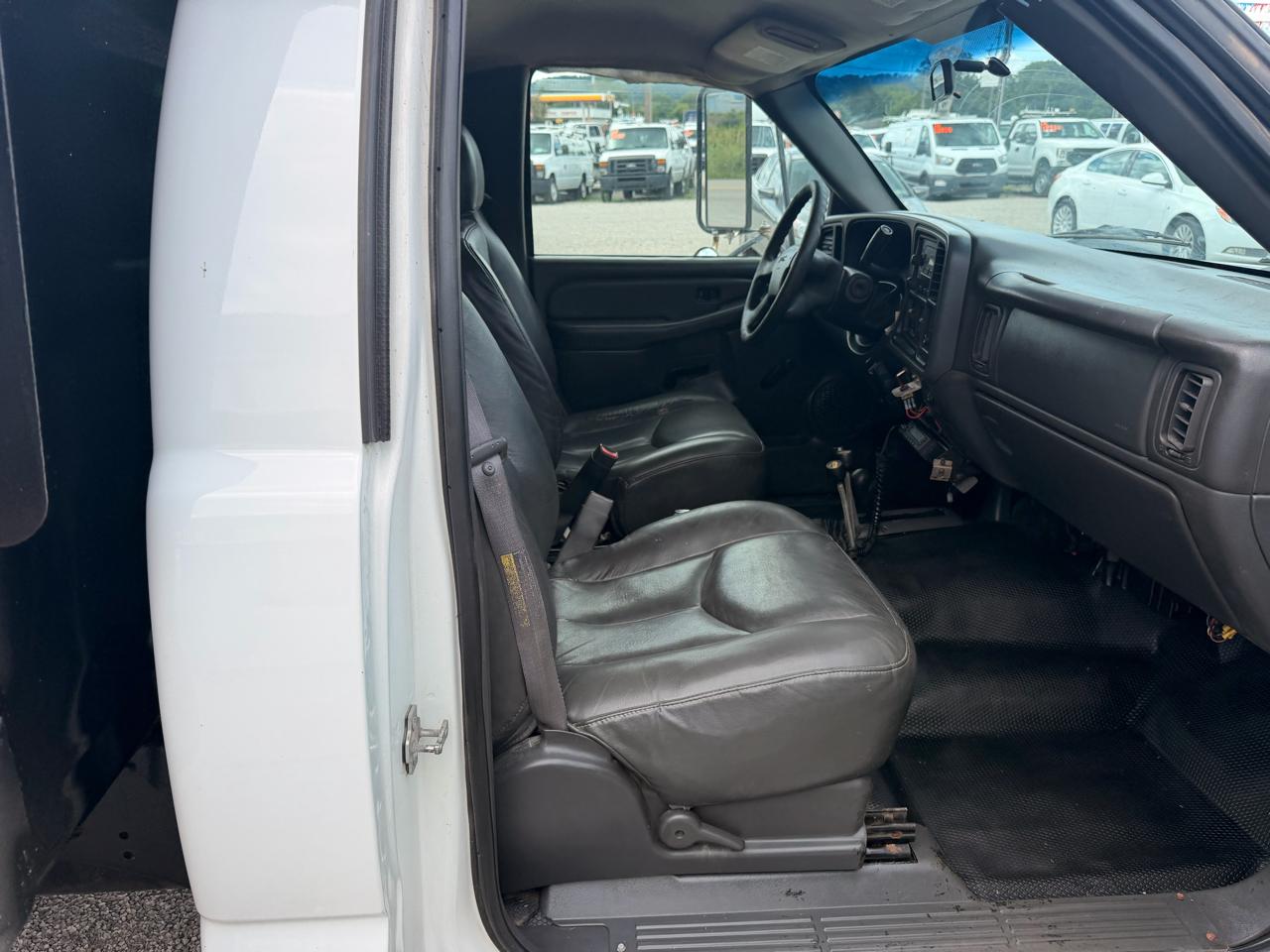GMC Sierra 3500 Reg Cab 137.0" WB, 60.4" CA 4WD WT 2005