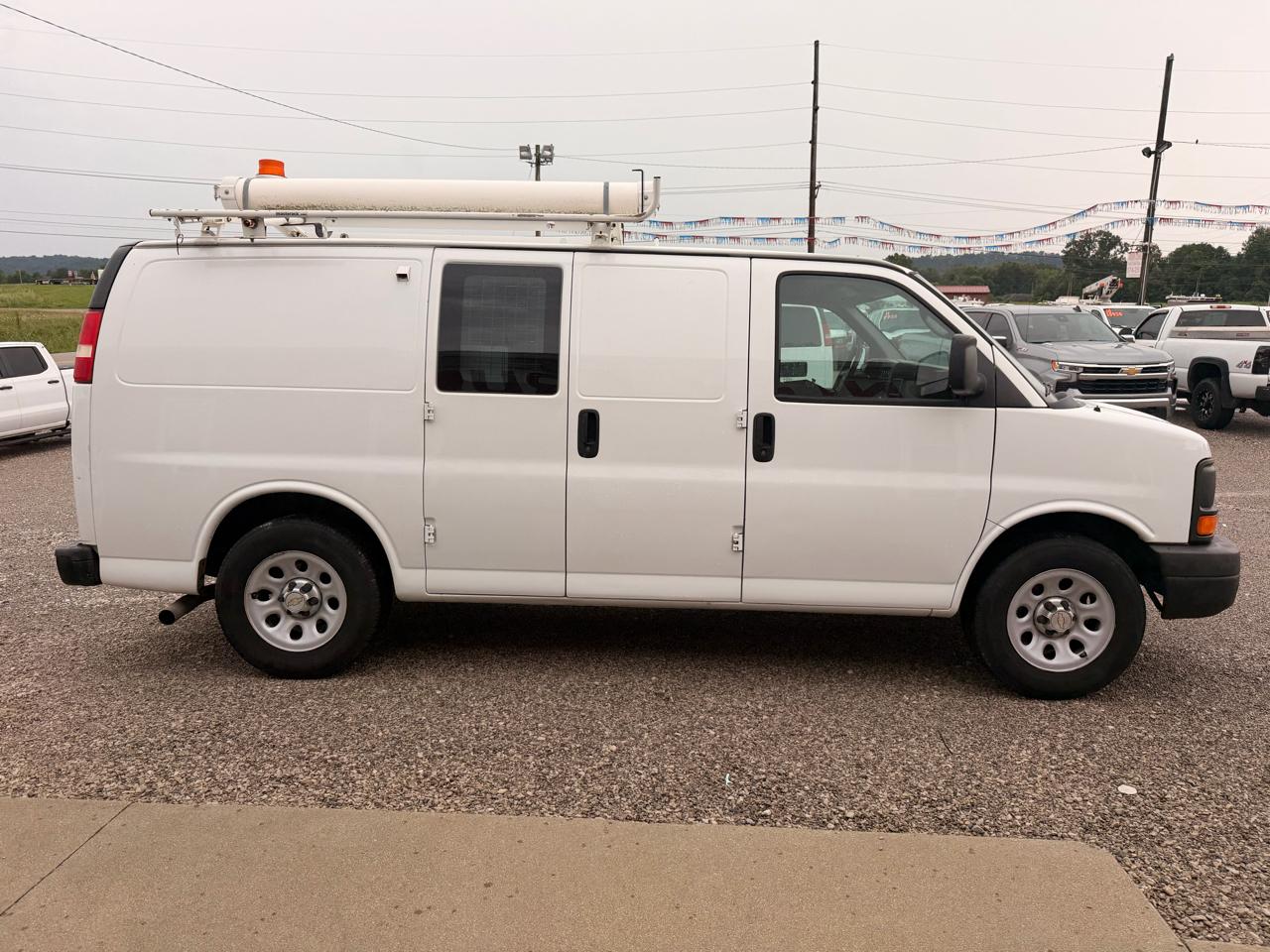 Chevrolet Express Cargo Van RWD 1500 135" 2013