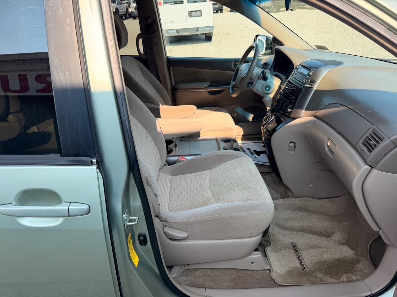 Toyota Sienna 5dr 7-Pass Van CE FWD (Natl) 2009