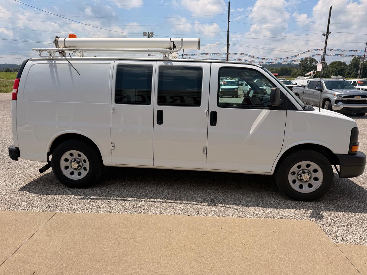 Chevrolet Express Cargo Van RWD 1500 135" 2014