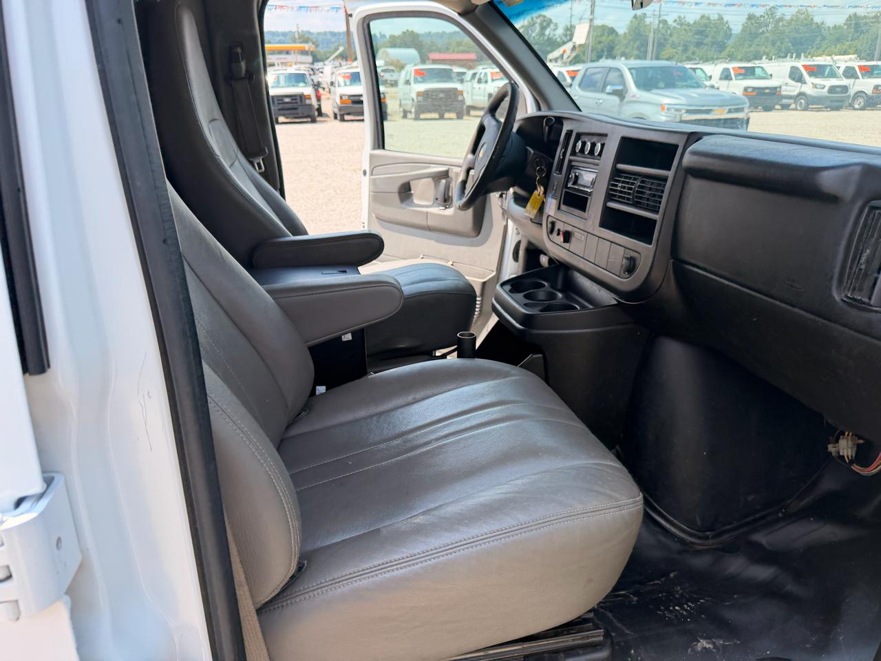 Chevrolet Express Cargo Van RWD 1500 135" 2014