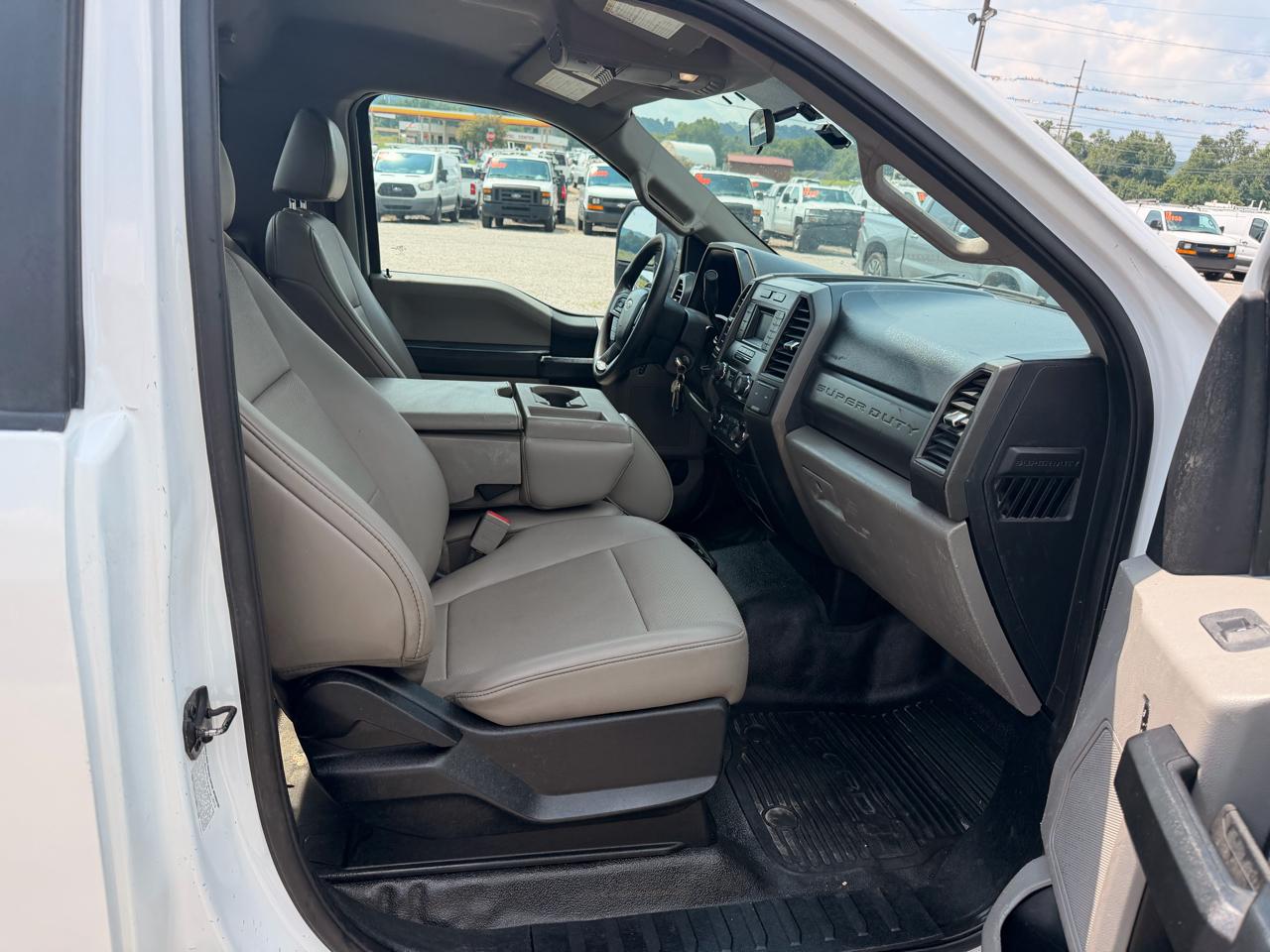 Ford Super Duty F-550 DRW XLT 2WD Reg Cab 145" WB 60" CA 2019