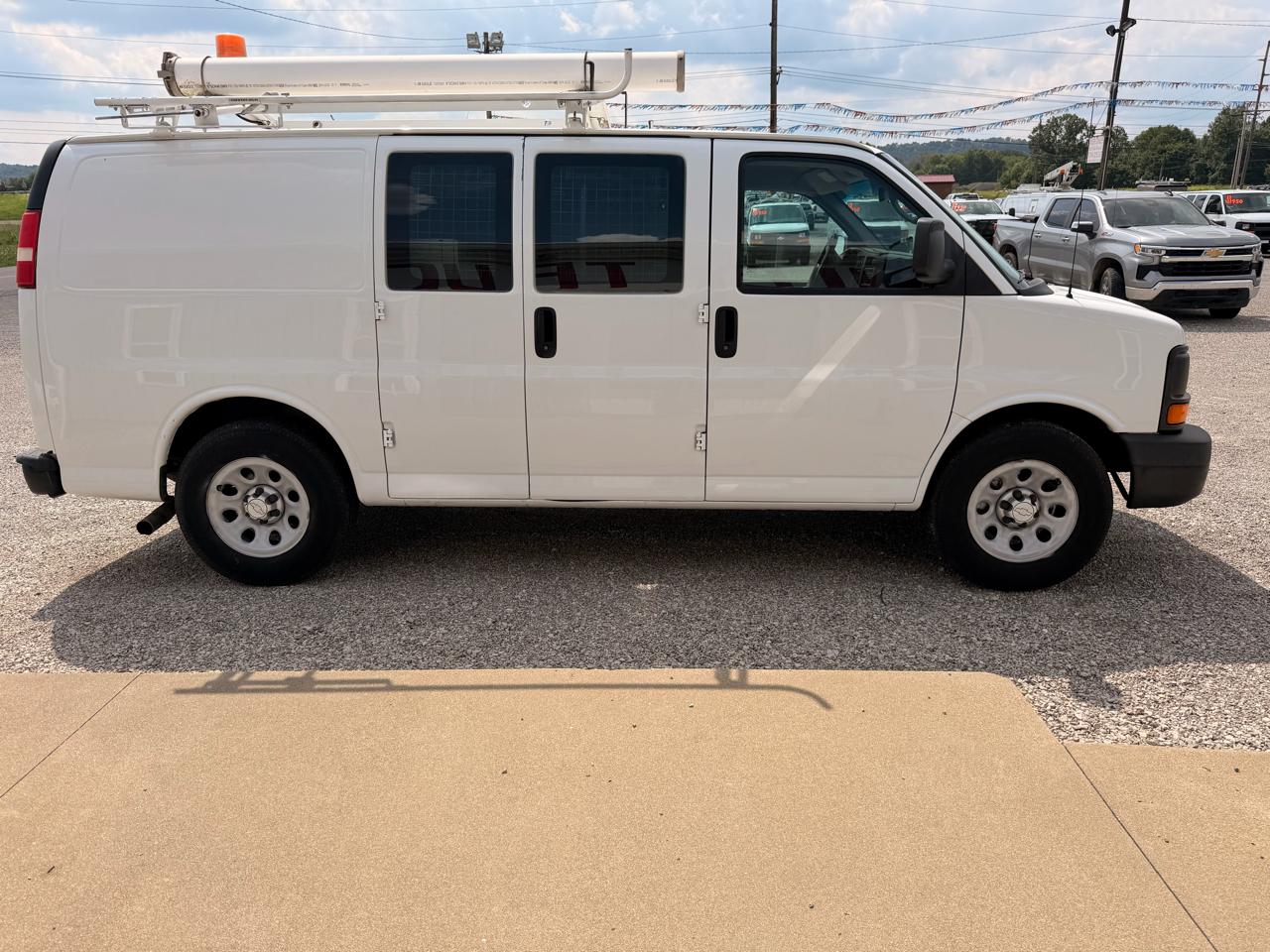 Chevrolet Express Cargo Van RWD 1500 135" 2014