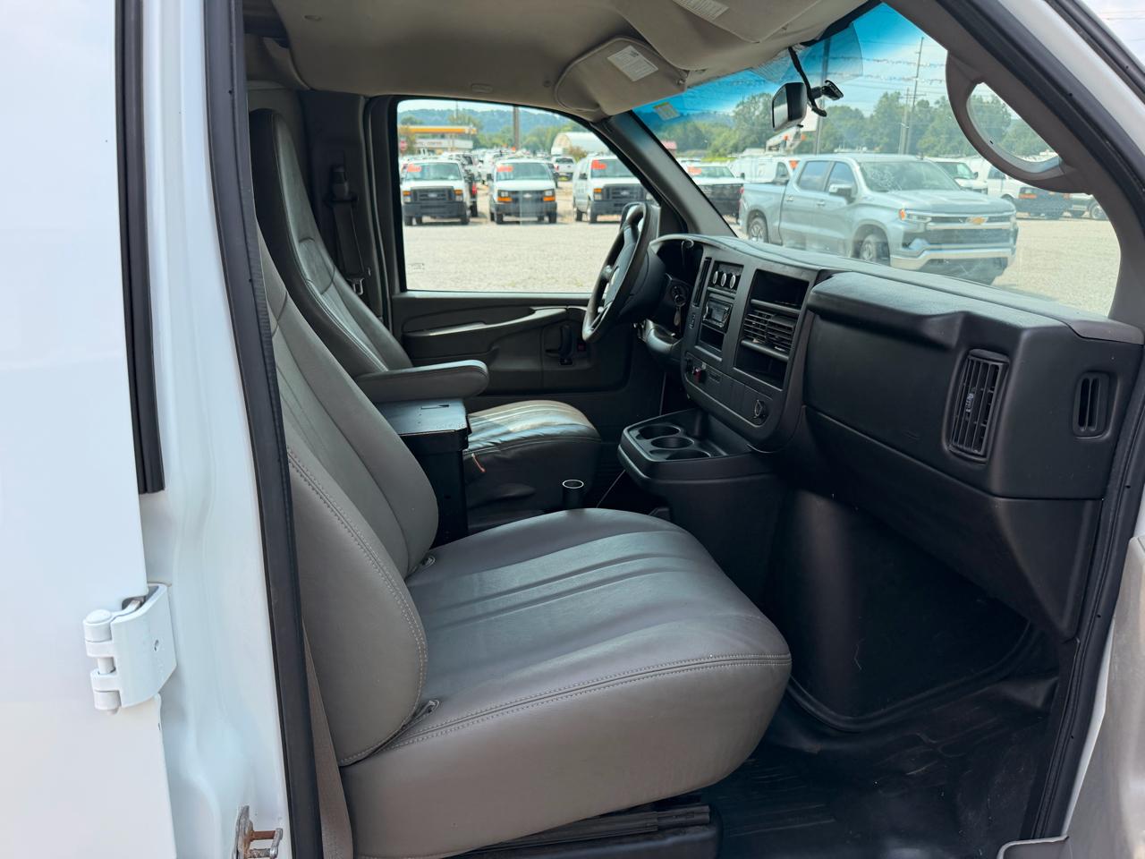 Chevrolet Express Cargo Van RWD 1500 135" 2014