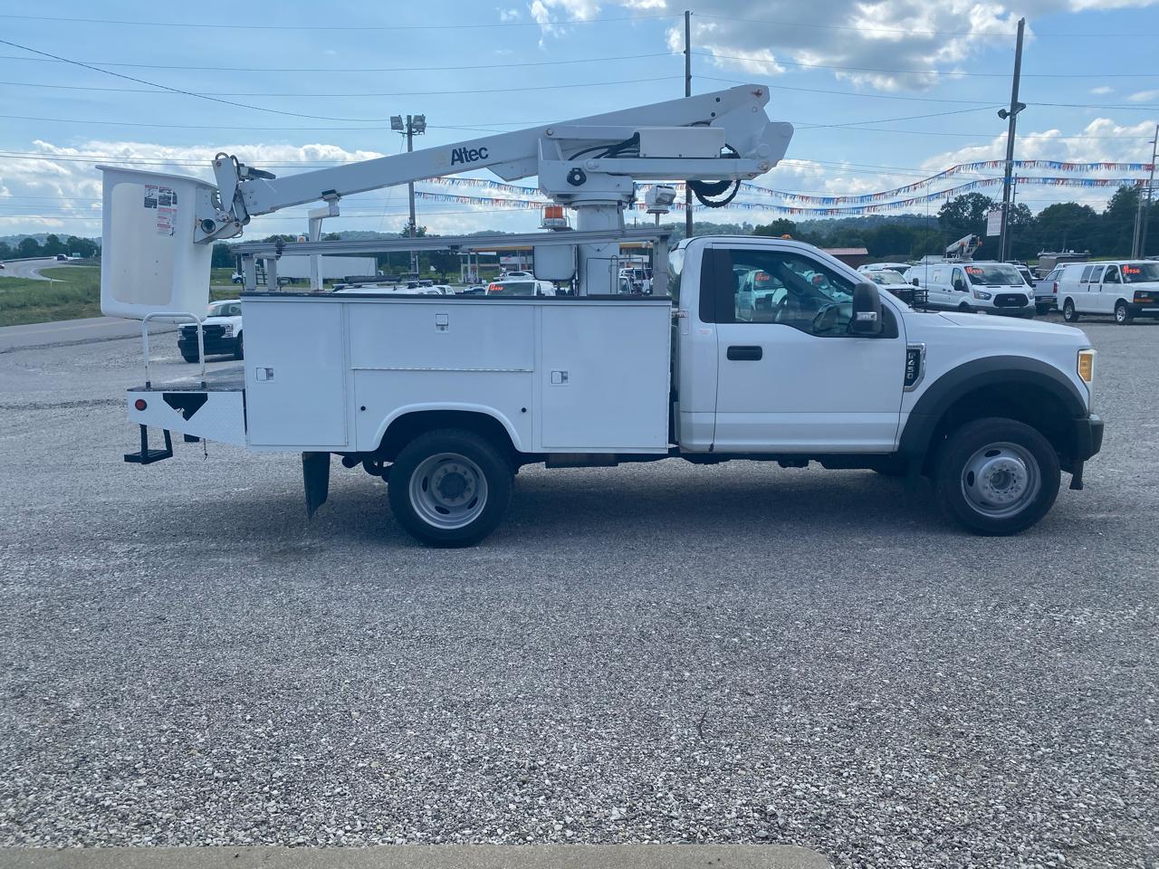 Ford Super Duty F-450 DRW XLT 2WD Reg Cab 145" WB 60" CA 2017