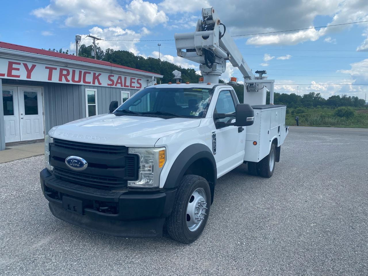 Ford Super Duty F-450 DRW XLT 2WD Reg Cab 145" WB 60" CA 2017