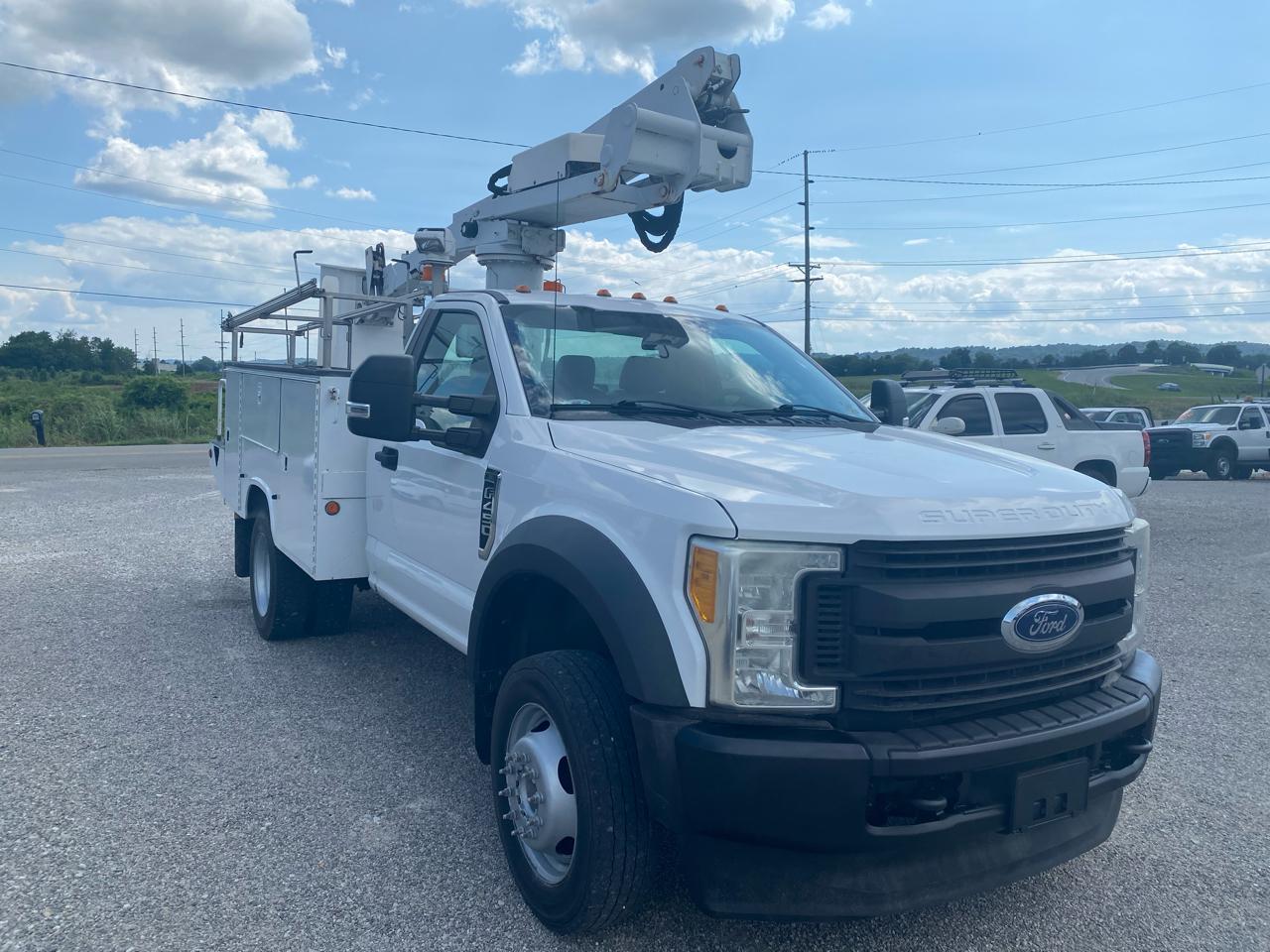 Ford Super Duty F-450 DRW XLT 2WD Reg Cab 145" WB 60" CA 2017