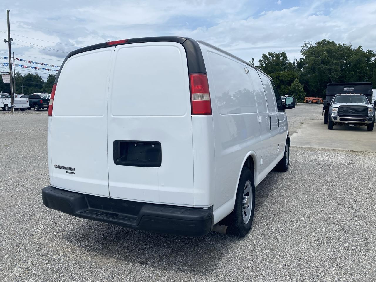 Chevrolet Express Cargo Van RWD 1500 135" 2012