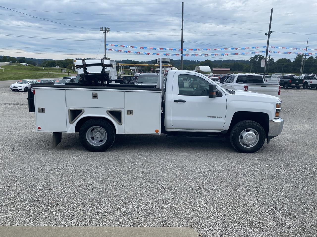 Chevrolet Silverado 3500HD 4WD Reg Cab 137.5" WB, 59.06" CA WT 2017