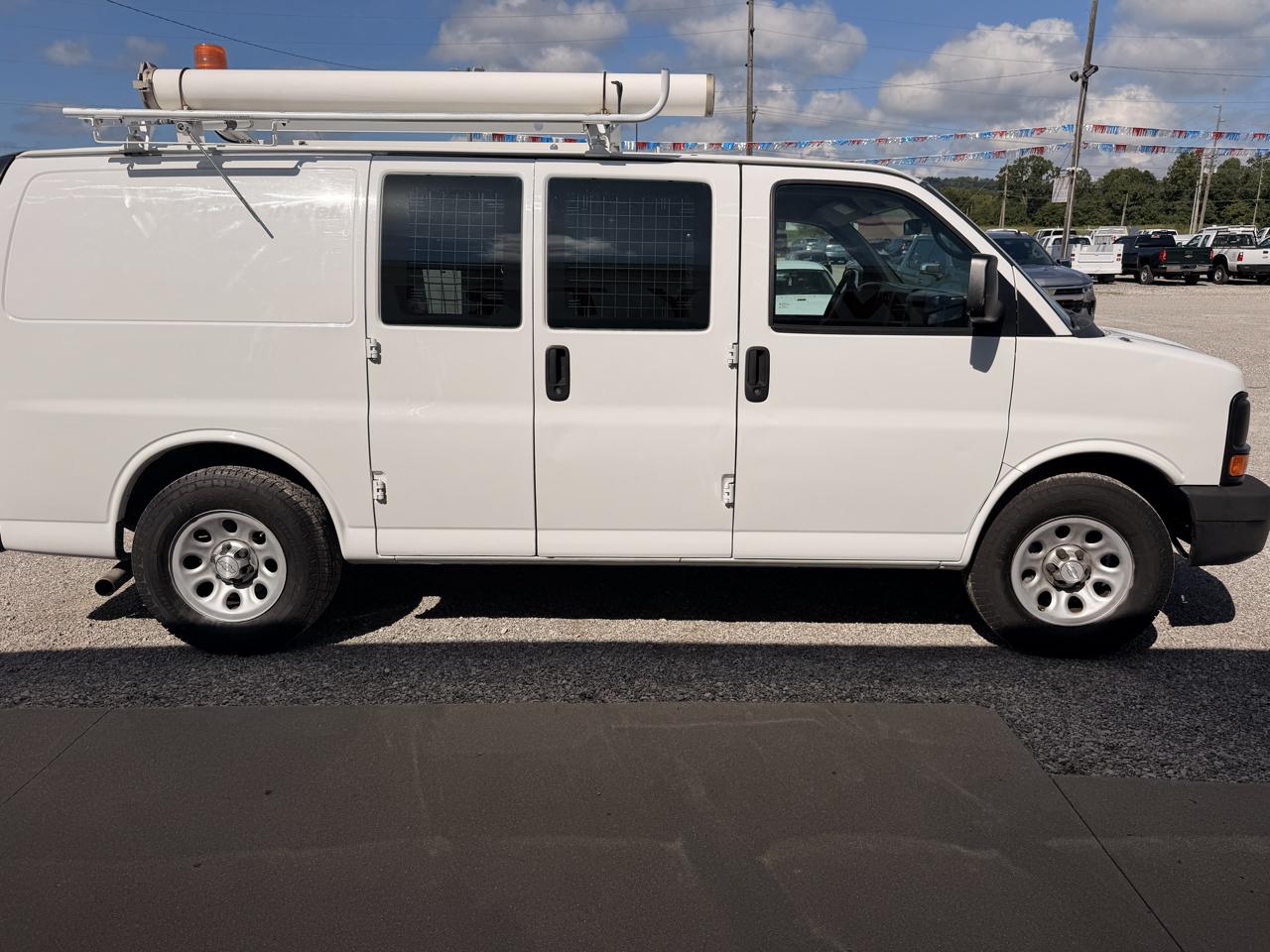 Chevrolet Express Cargo Van RWD 1500 135" 2014