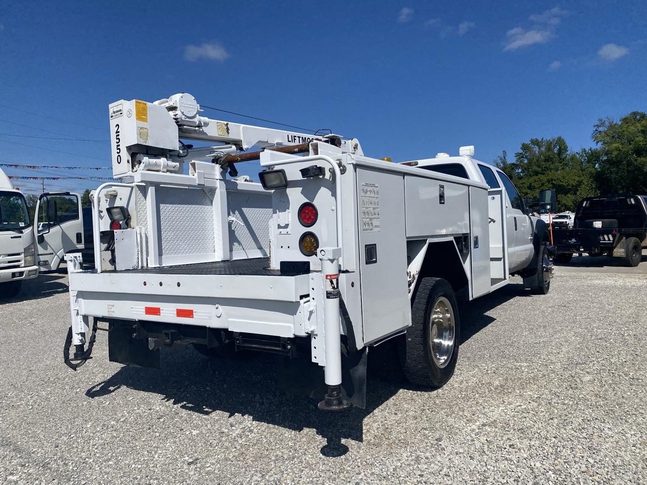 Ford Super Duty F-550 DRW 4WD Crew Cab 200" WB 84" CA XL 2011
