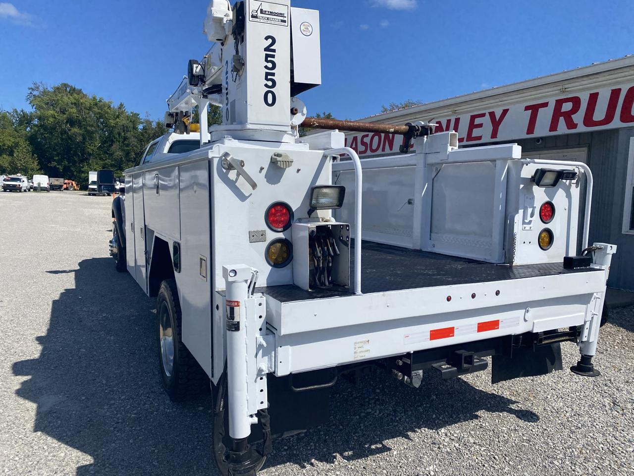 Ford Super Duty F-550 DRW 4WD Crew Cab 200" WB 84" CA XL 2011