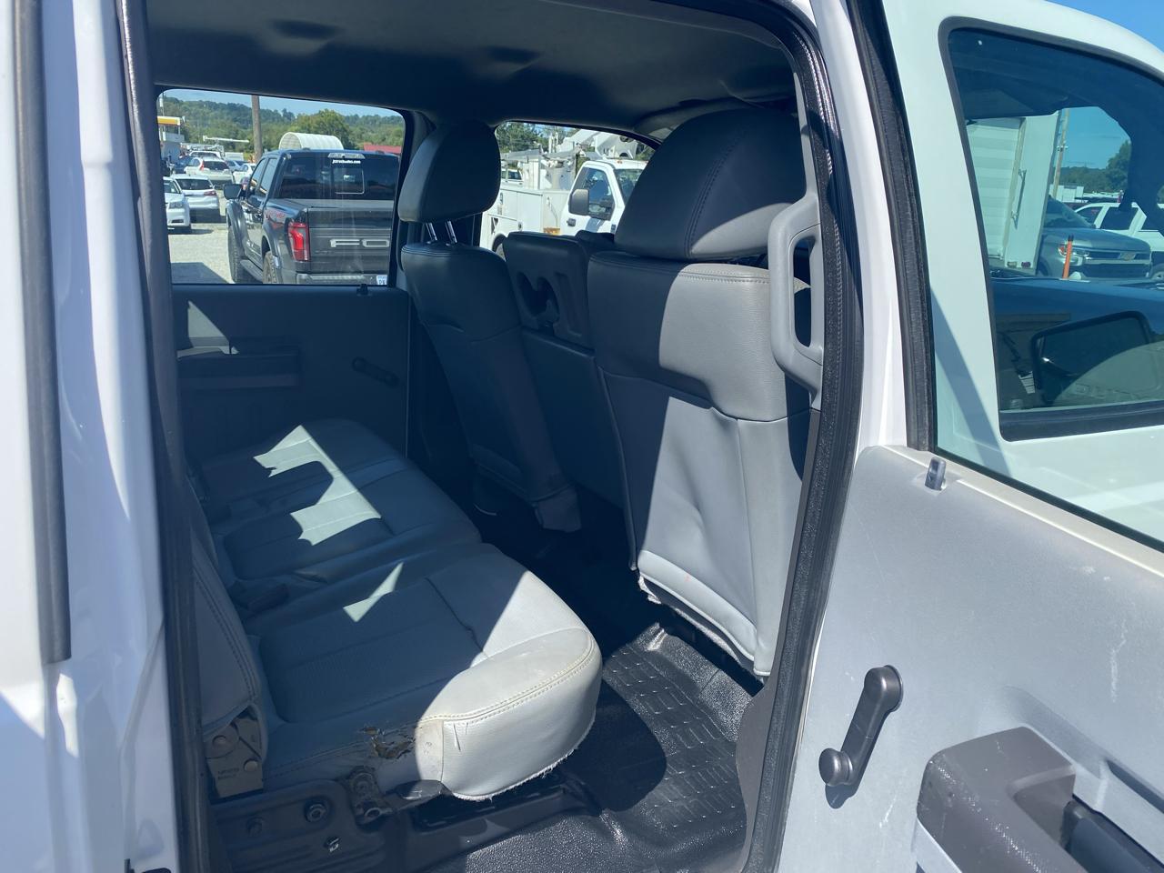 Ford Super Duty F-550 DRW 4WD Crew Cab 200" WB 84" CA XL 2011
