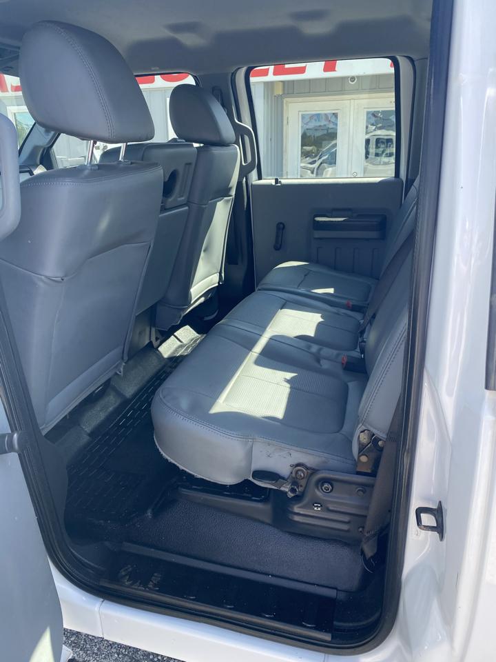 Ford Super Duty F-550 DRW 4WD Crew Cab 200" WB 84" CA XL 2011