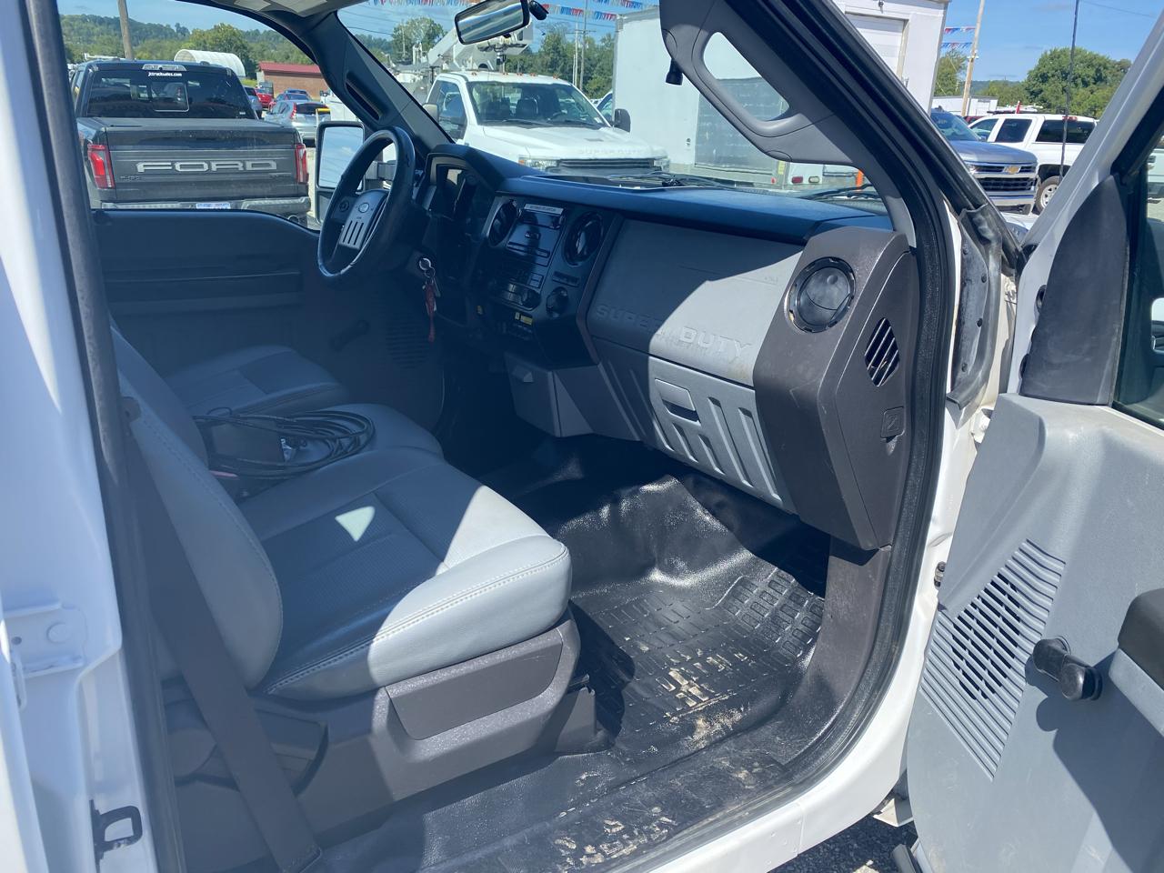 Ford Super Duty F-550 DRW 4WD Crew Cab 200" WB 84" CA XL 2011