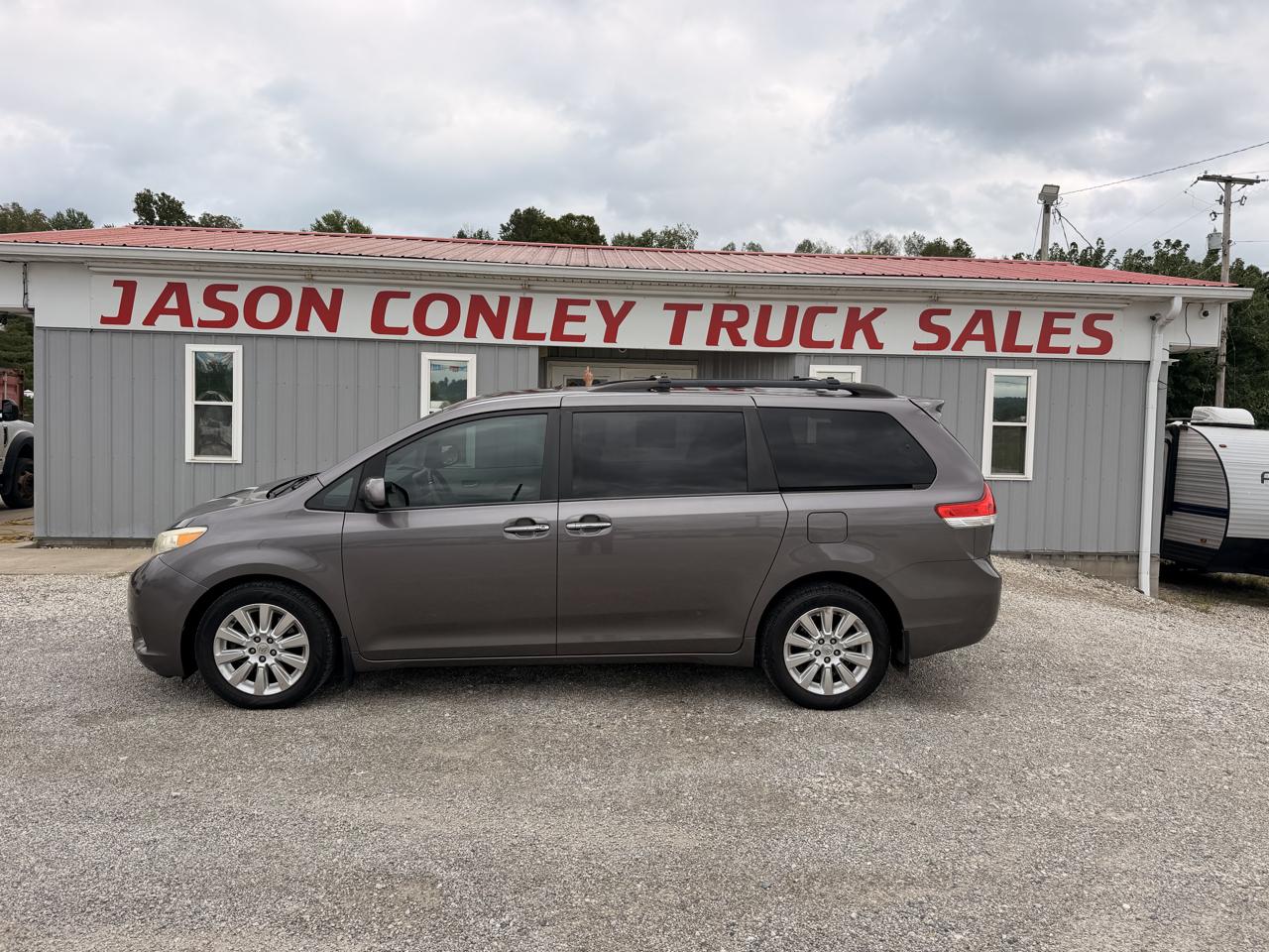 Toyota Sienna 5dr 7-Pass Van V6 XLE AWD (Natl) 2012