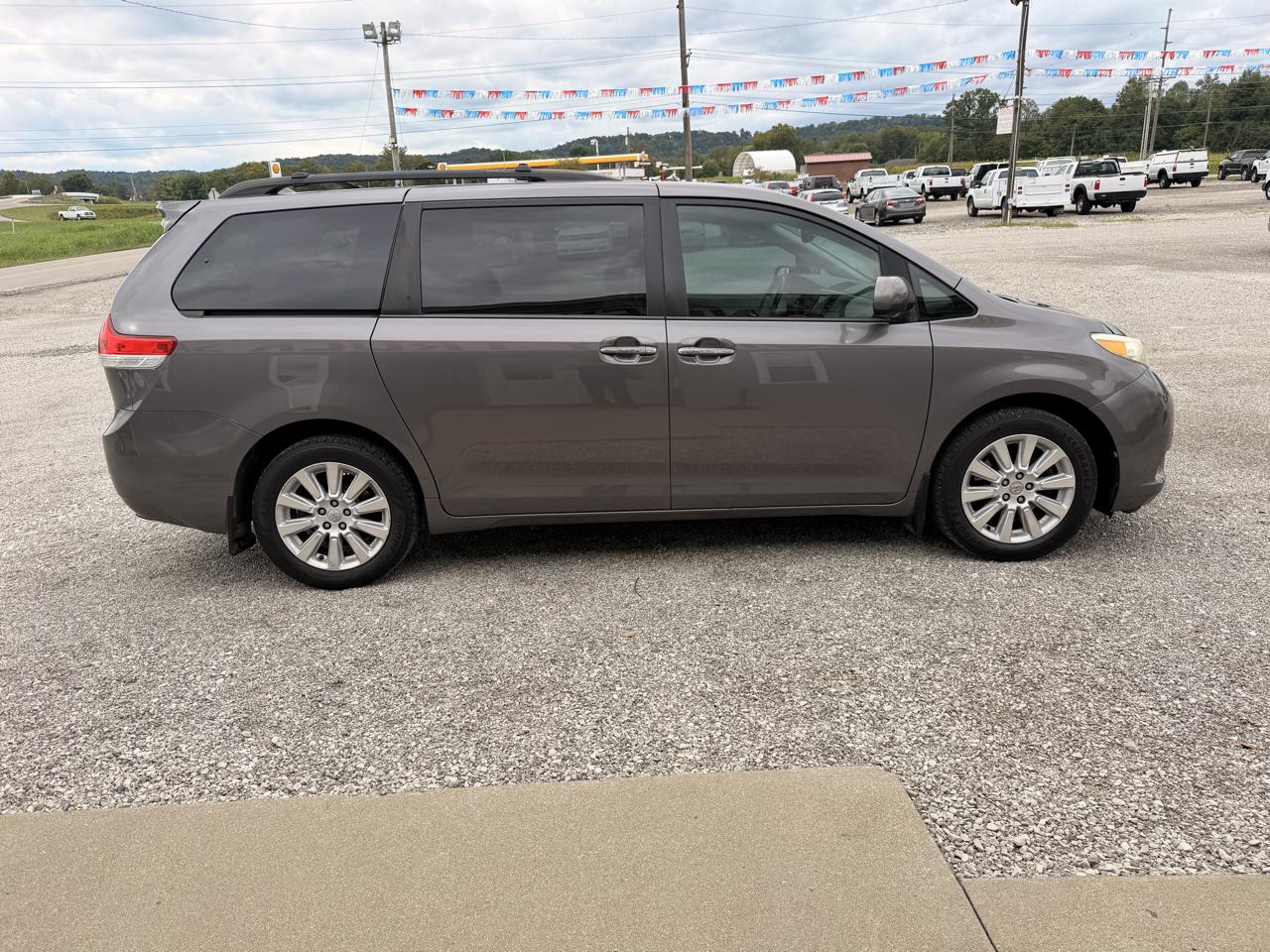 Toyota Sienna 5dr 7-Pass Van V6 XLE AWD (Natl) 2012