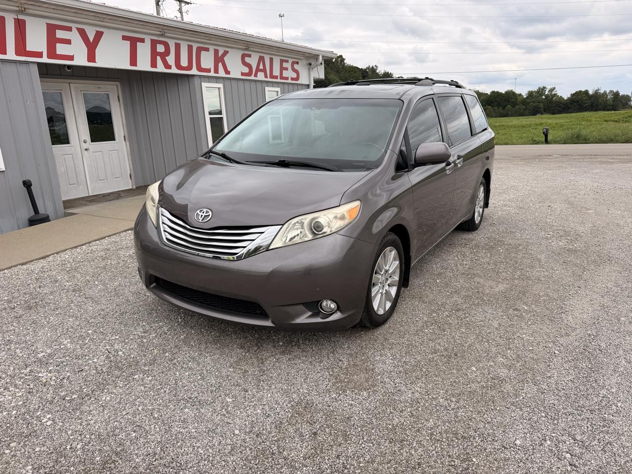 Toyota Sienna 5dr 7-Pass Van V6 XLE AWD (Natl) 2012