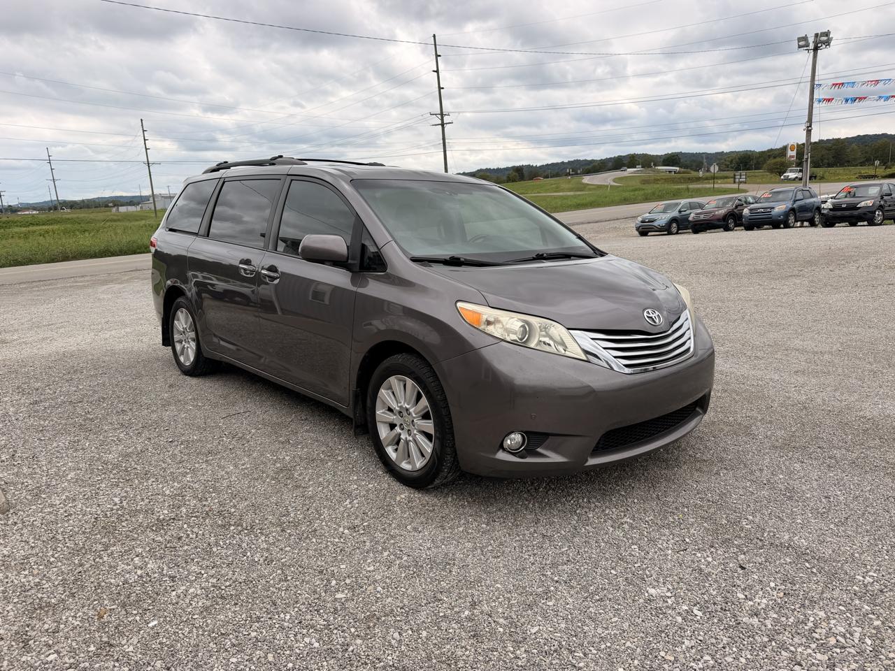 Toyota Sienna 5dr 7-Pass Van V6 XLE AWD (Natl) 2012