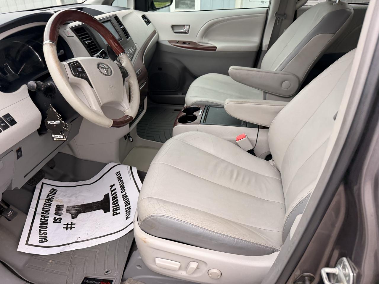 Toyota Sienna 5dr 7-Pass Van V6 XLE AWD (Natl) 2012