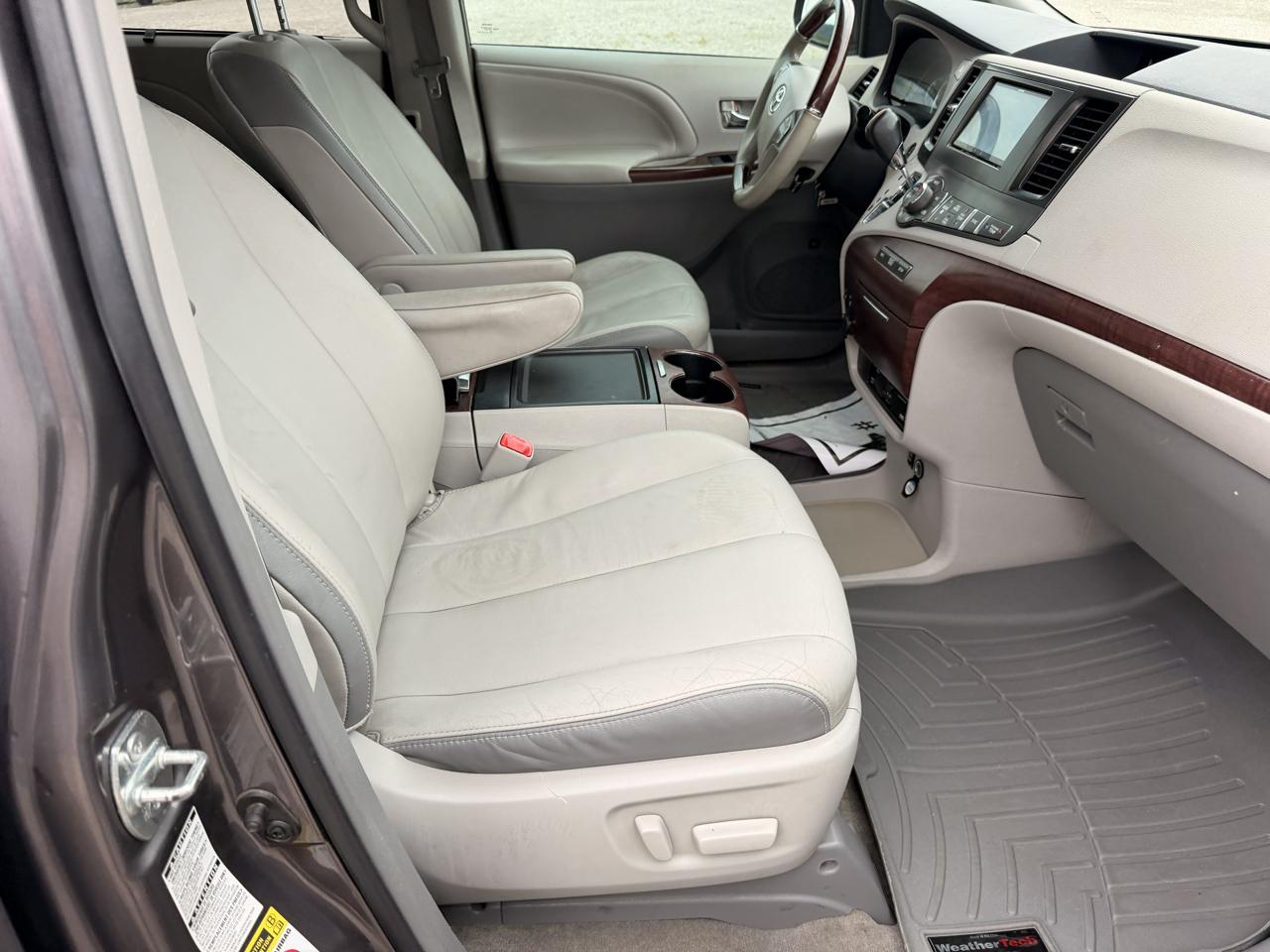 Toyota Sienna 5dr 7-Pass Van V6 XLE AWD (Natl) 2012