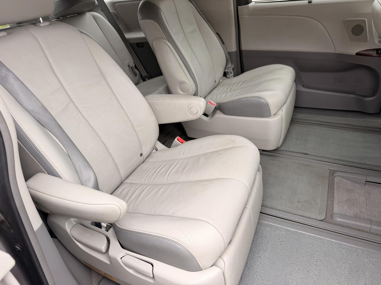 Toyota Sienna 5dr 7-Pass Van V6 XLE AWD (Natl) 2012