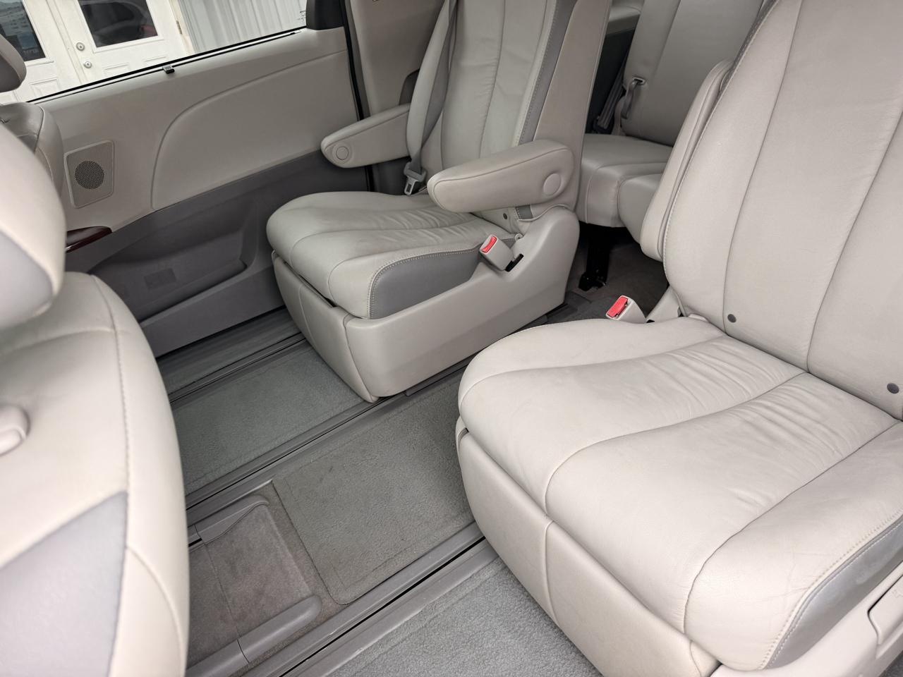 Toyota Sienna 5dr 7-Pass Van V6 XLE AWD (Natl) 2012